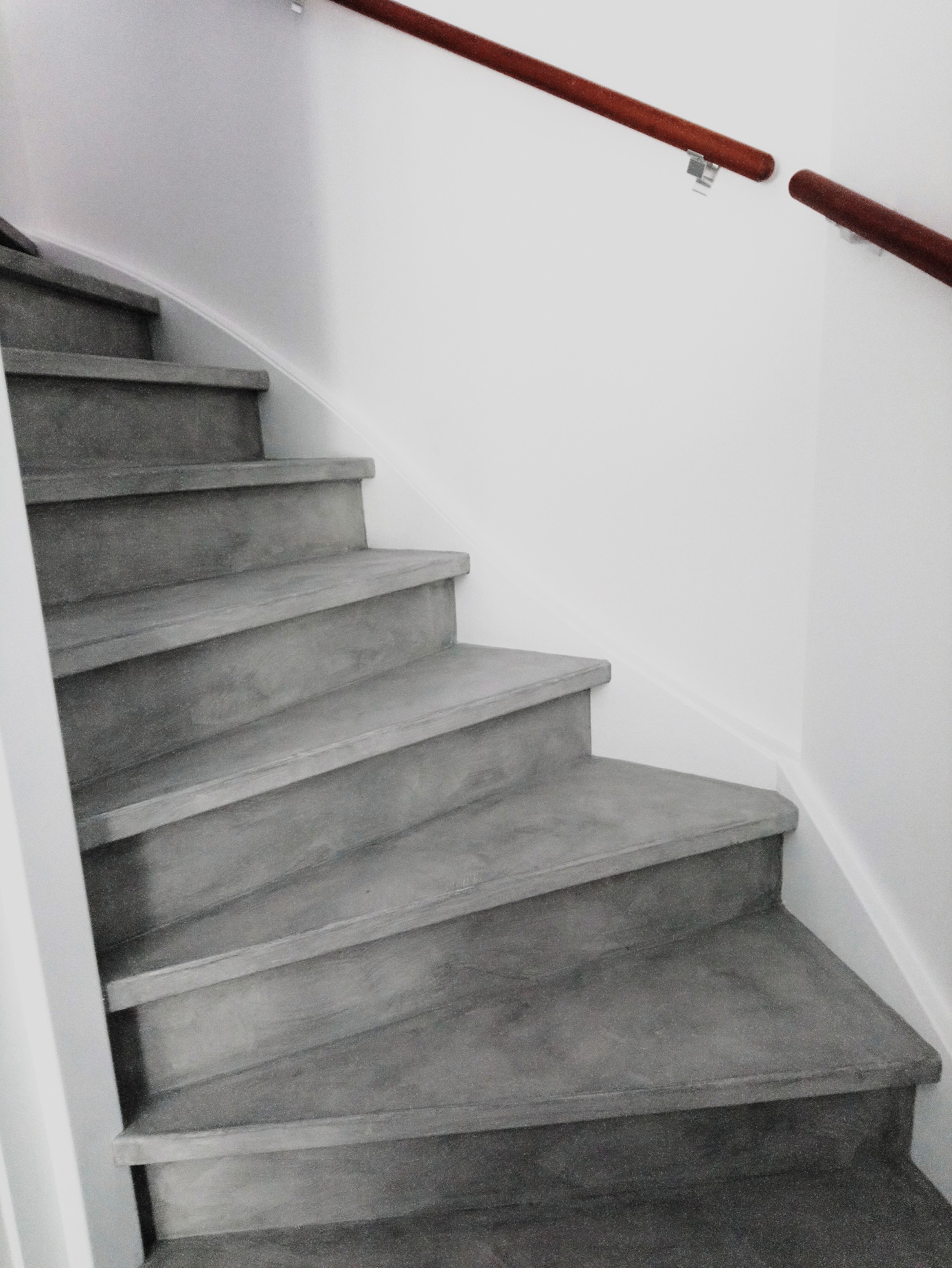 Trap met grijze betonlook treden en stootborden